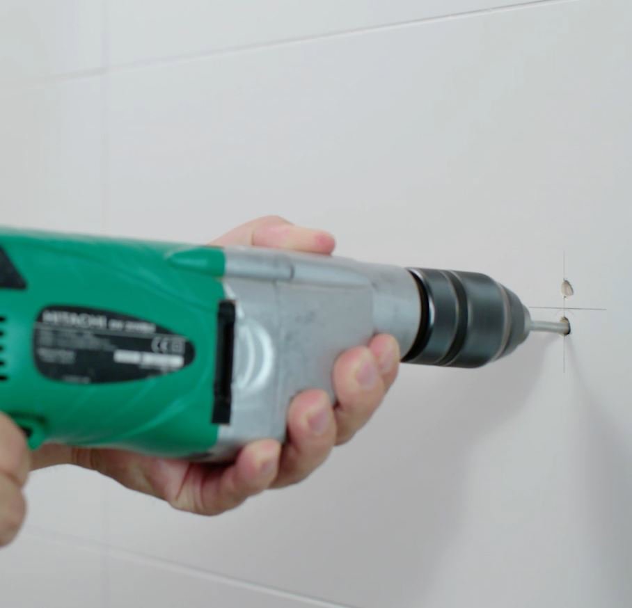 Boormachine die in de muur boort